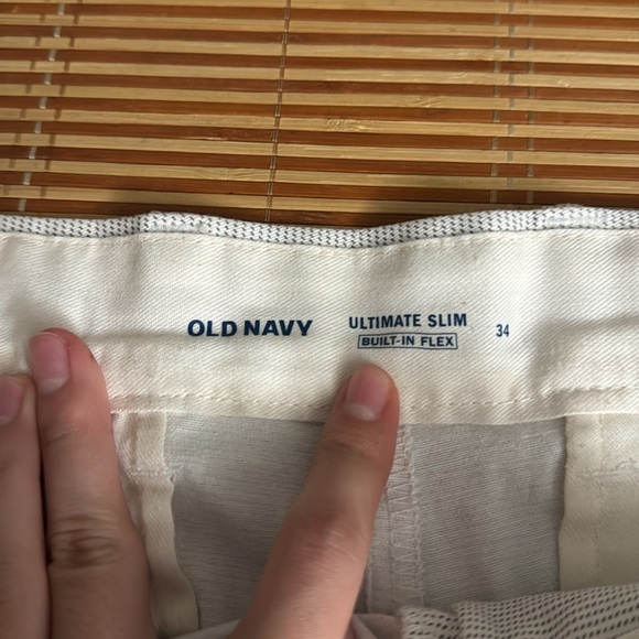 Old Navy Mens White shorts with patterns - Picture 3 of 4